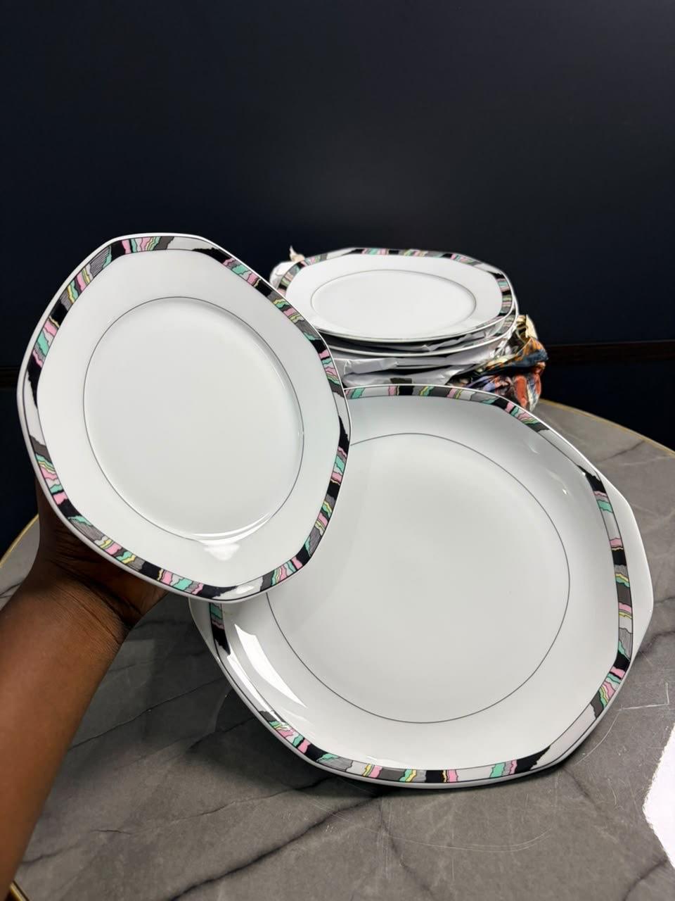 Lot de 17 assiettes  1 assiette plate et 16 assiettes dessert.  15.000fr‼️