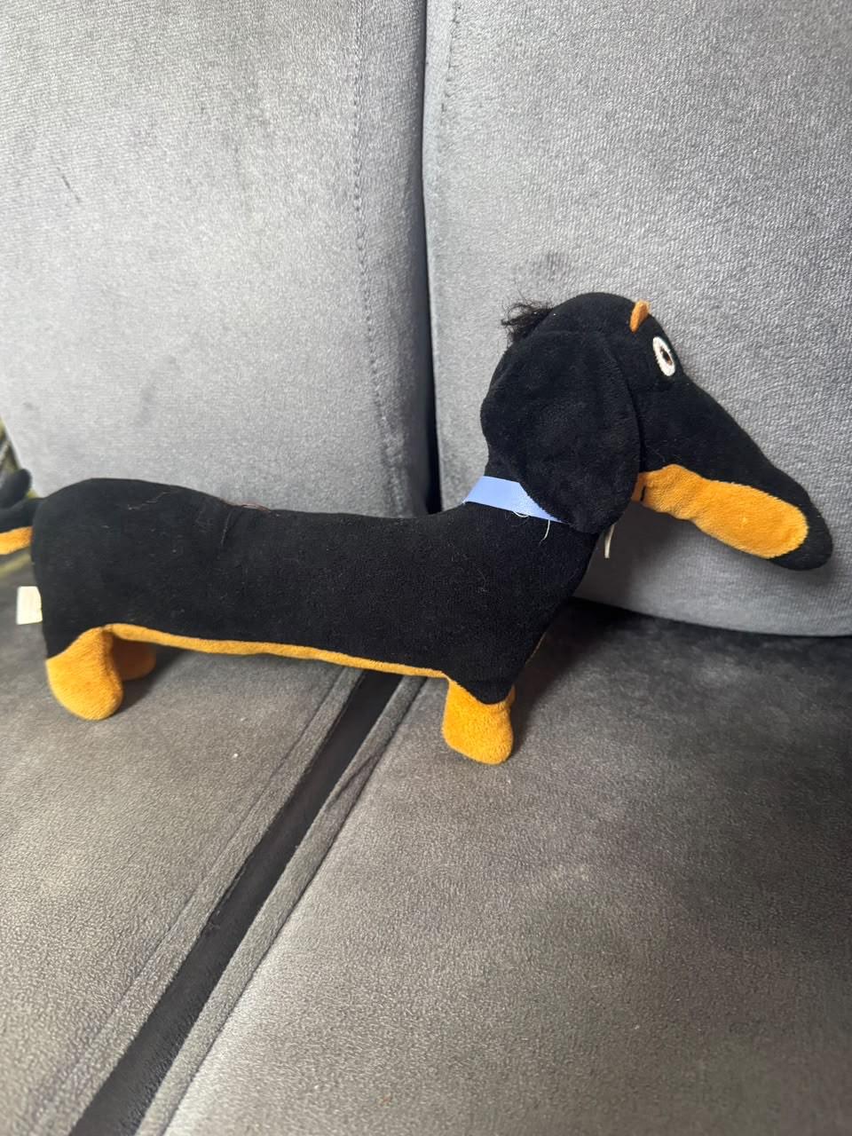 Adorable peluche chien noir et or